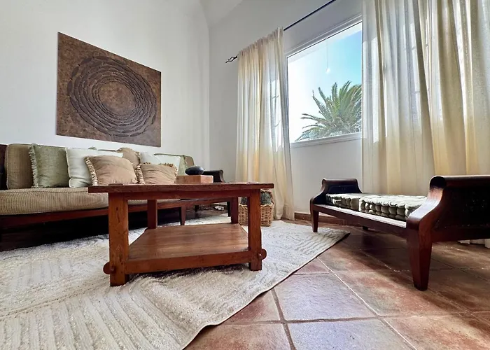 Nicolas * טגיסי